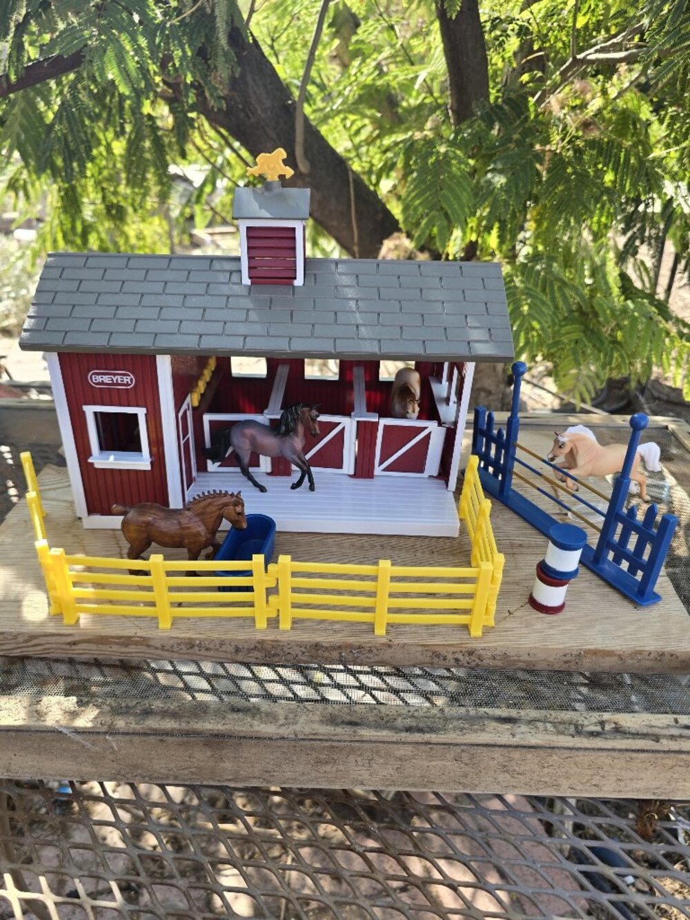 Breyer Stablemate Horse Red Stable Set (1:32 Scale) – Pre-owned Playset